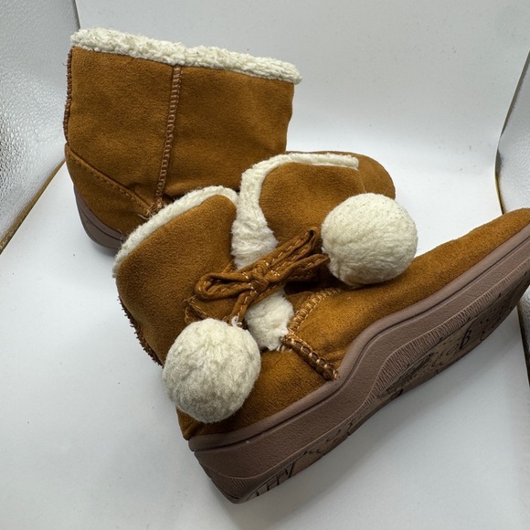 Wonder Nation Toddler Size 10 Girls Brown and Cream Cozy Boots with Pom Poms - Picture 1 of 7